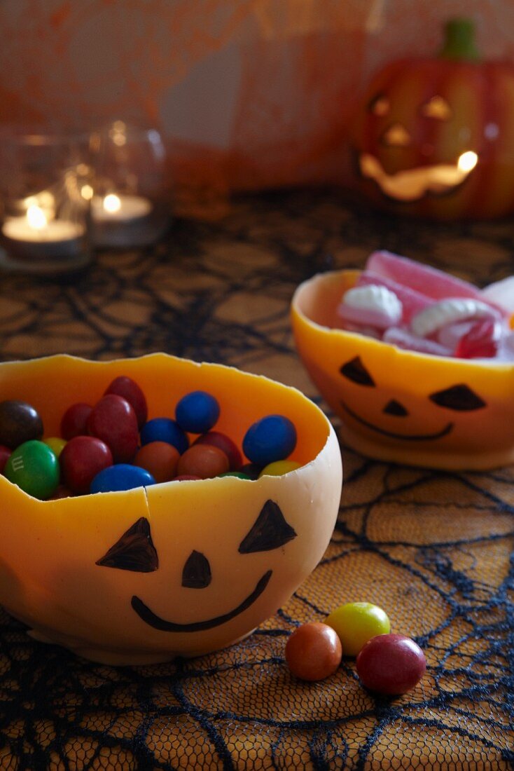 Selbstgemachte Schokoladenschälchen als Halloween Dekoration