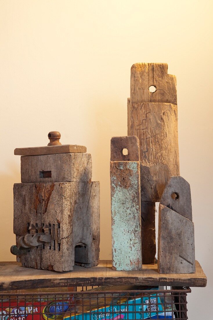 Stillleben mit rustikalen Vintage Gegenständen auf Holzbrettablage