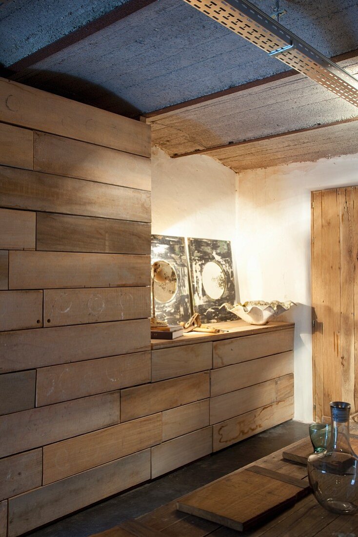 Einbauschrank mit waagrechten Holzbrettern gestaltet in künstlerischem Ambiente