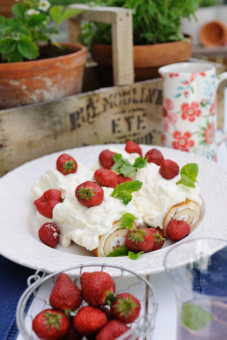 Biskuitrolle mit Erdbeeren und Sahne