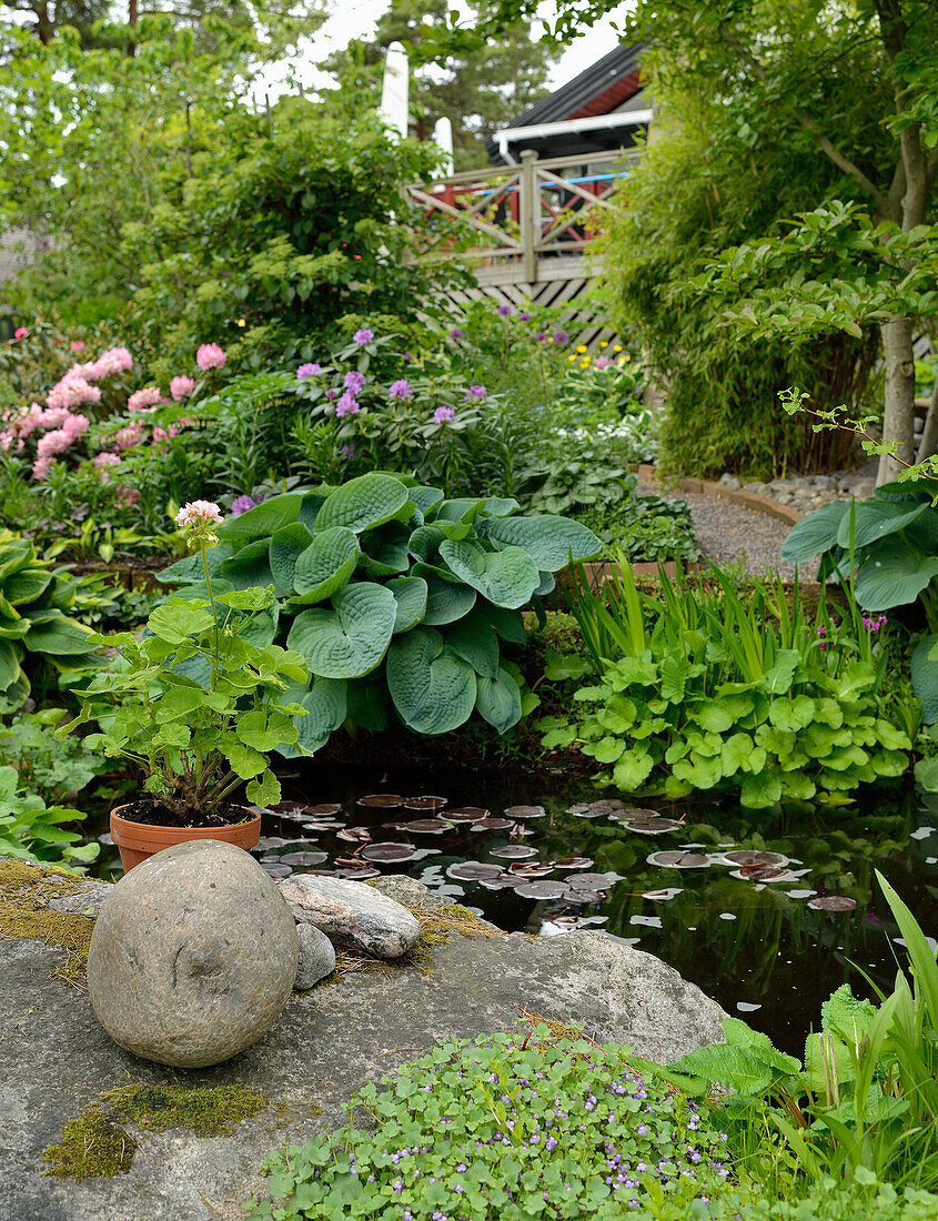 Teich in sommerlichem Garten