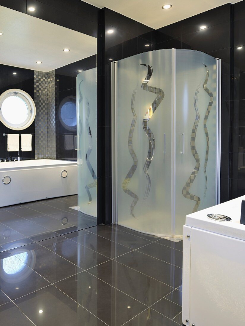 Duschkabine mit Schlangenmuster auf satiniertem Glas in futuristischem Badezimmer mit spiegelnden Oberflächen