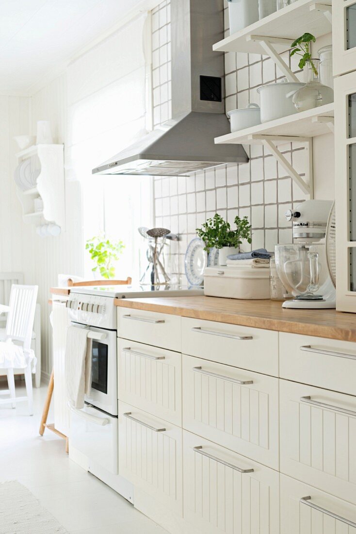 Skandinavische Küchenzeile mit Wandborden und Dunstabzug