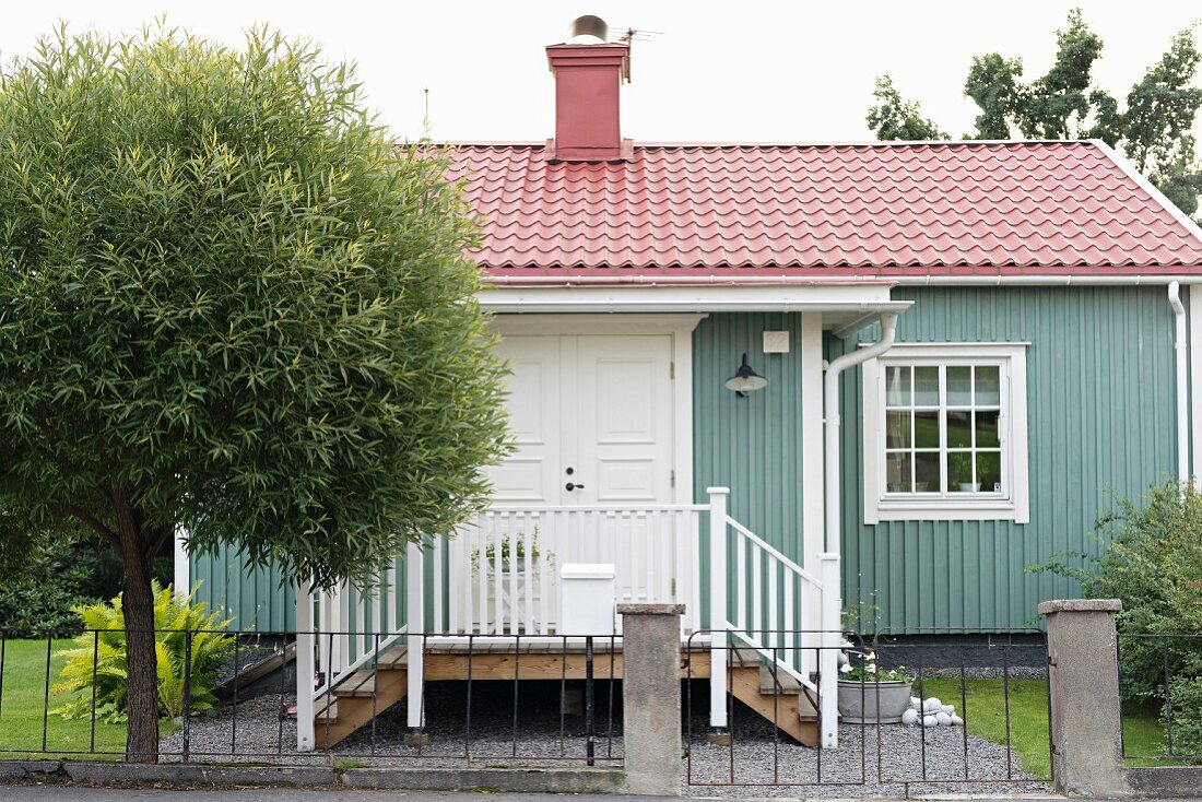 Kleines, schwedisches Landhaus mit Veranda und Spossenfenster