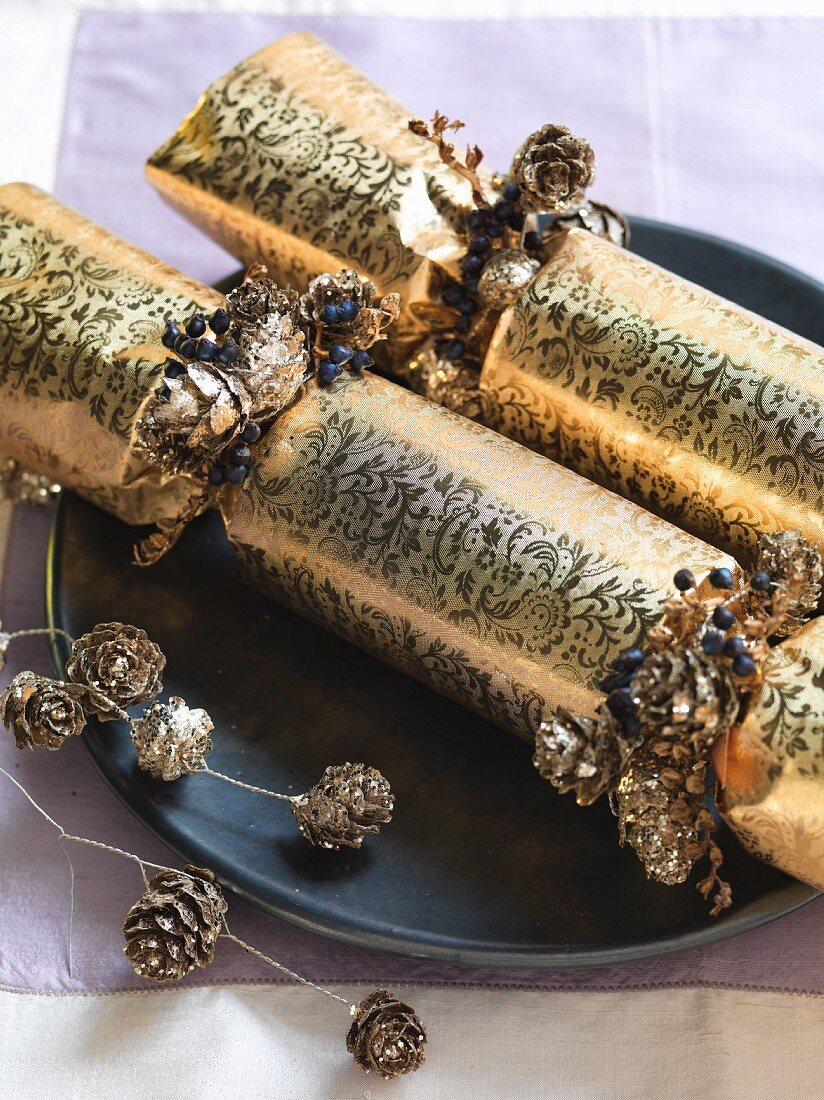 Goldglänzende große Knallbonbons „Christmas crackers“