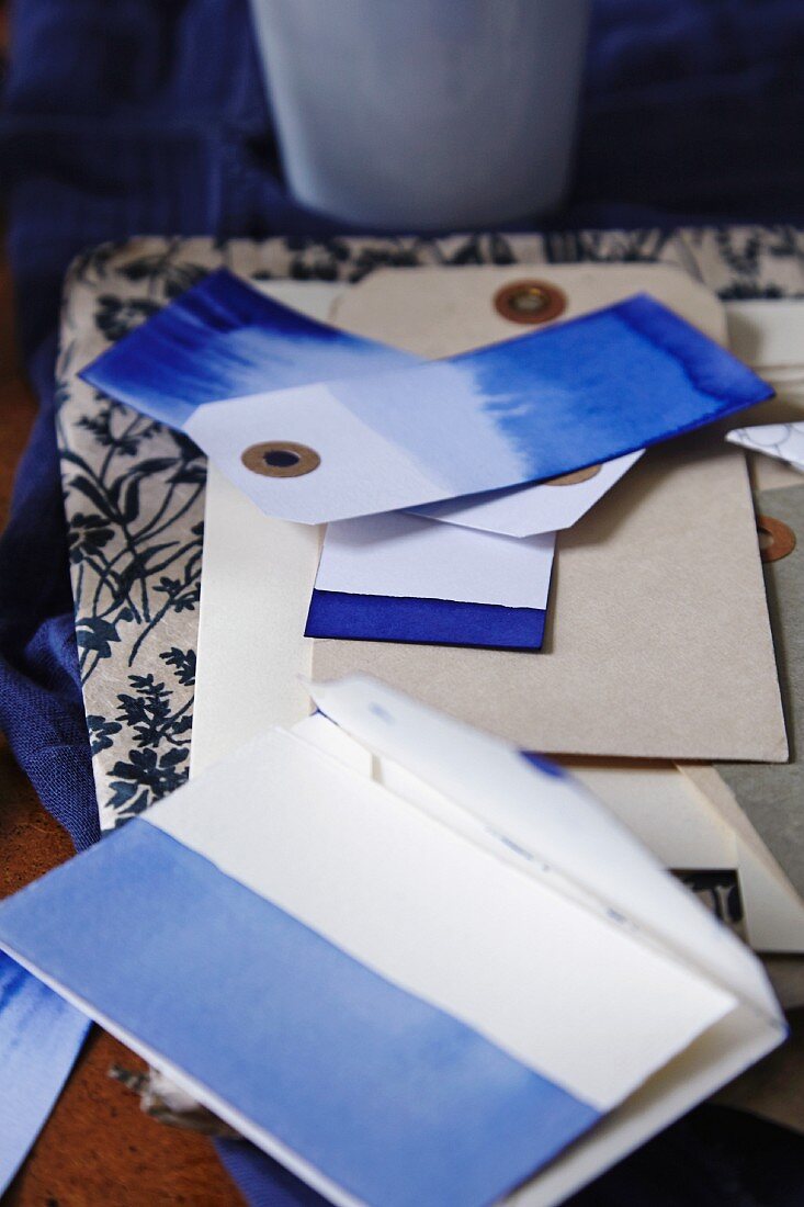 Weiß-blaue Karte und Papieranhänger
