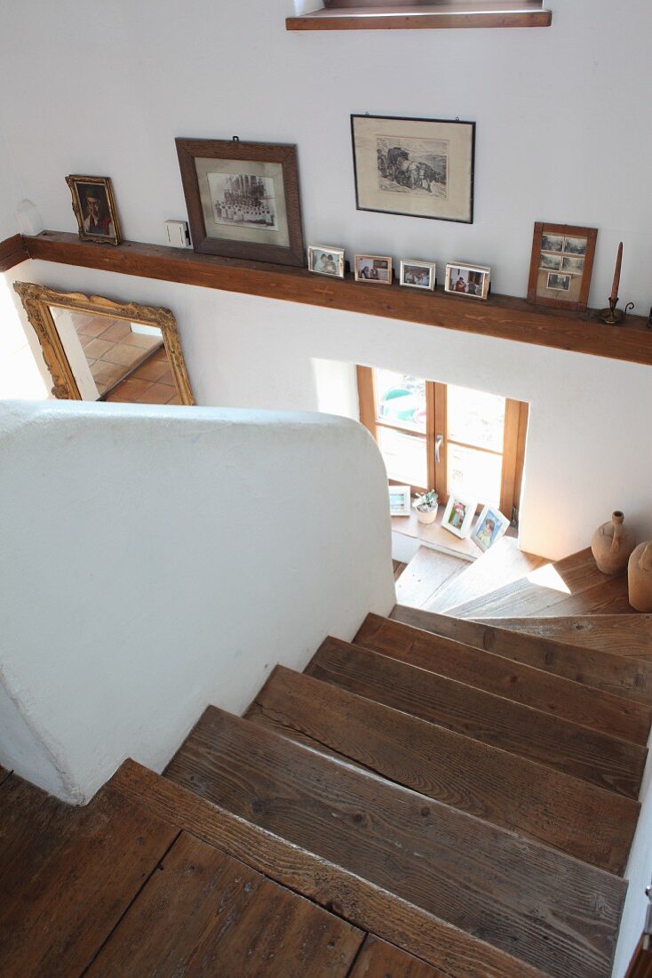 Treppenhaus mit Holztreppen und gemauerter Brüstung