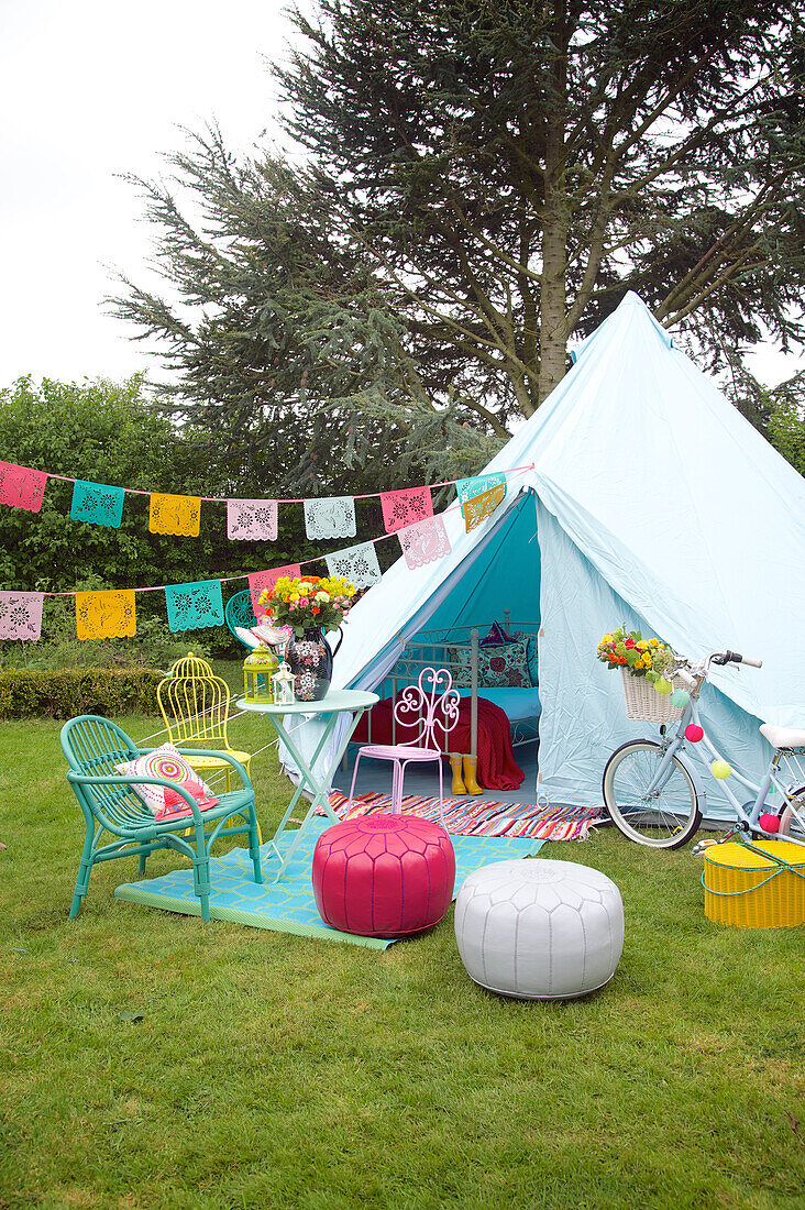 Outdoor-Sitzmöbel vor einem Zelt für ein Gartenfest