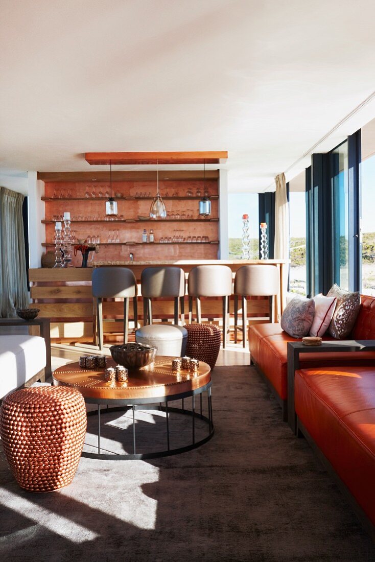 Lounge mit Designer Beistelltisch und Fensterfront