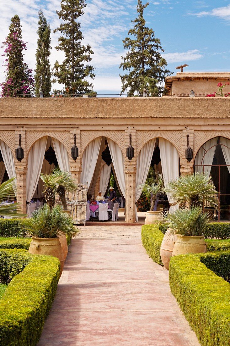 Beldi Country Club, Hotelanlage vor Marrakesch, Marokko, Blick auf das Restaurant in offener Halle