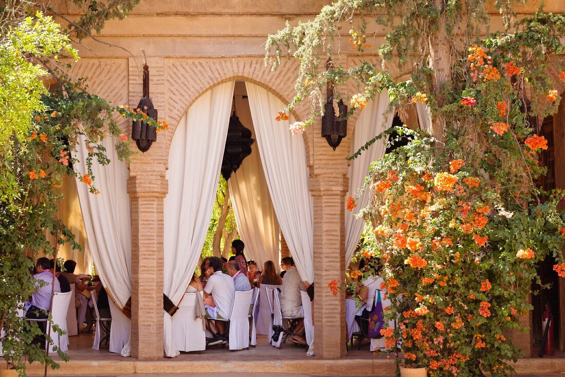 Beldi Country Club, Hotelanlage vor Marrakesch, Marokko, Blick auf das Restaurant in offener Halle