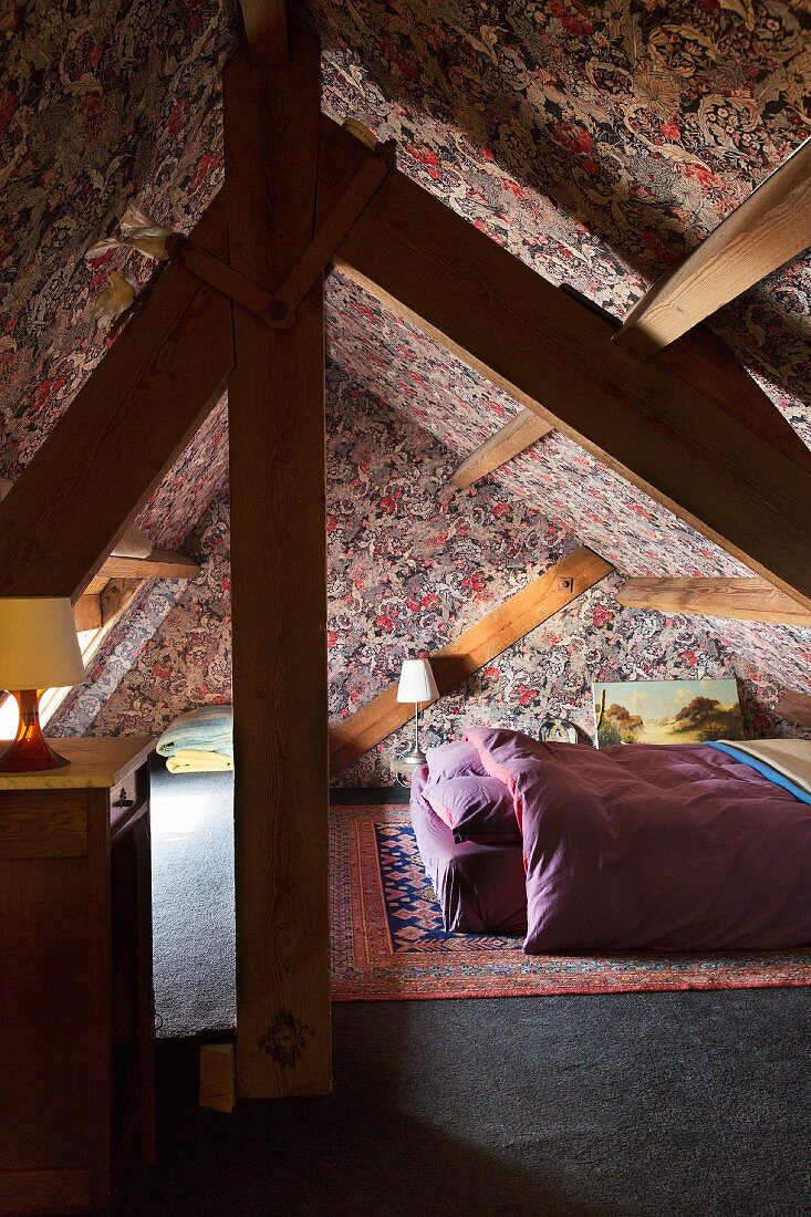 Schlafzimmer im Dachgeschoss mit Tapete in William Morris Dessin