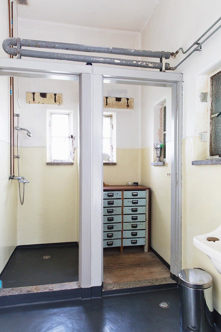 Duschkabine und Vintage Kommode im Badezimmer einer Loft-Wohnung