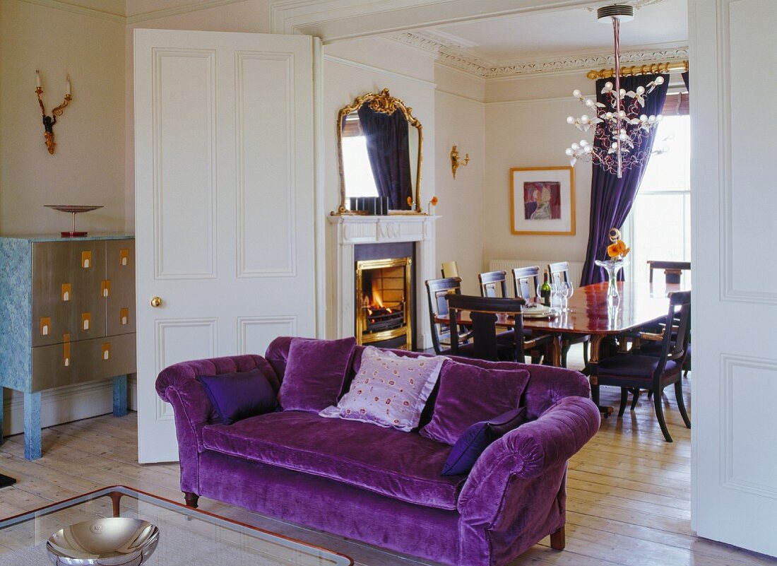 Violettfarbenes Georgian Chesterfield Sofa und italienischer Designerschrank mit Silberauflage; Faltschiebetür zum eleganten Esszimmer
