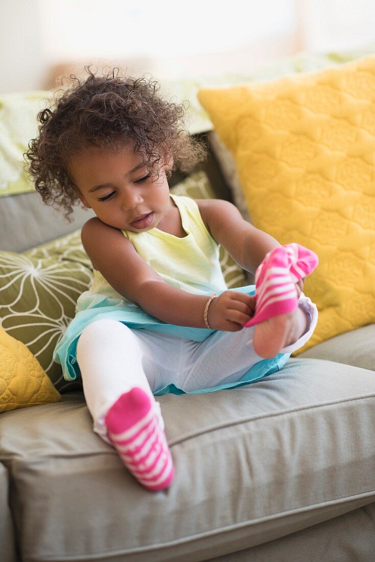 Kleines Mädchen mit rosa Socken