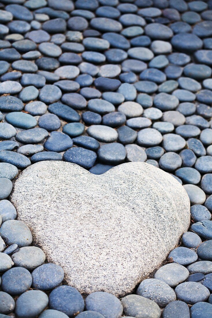 Herzförmiger Stein auf einem Weg