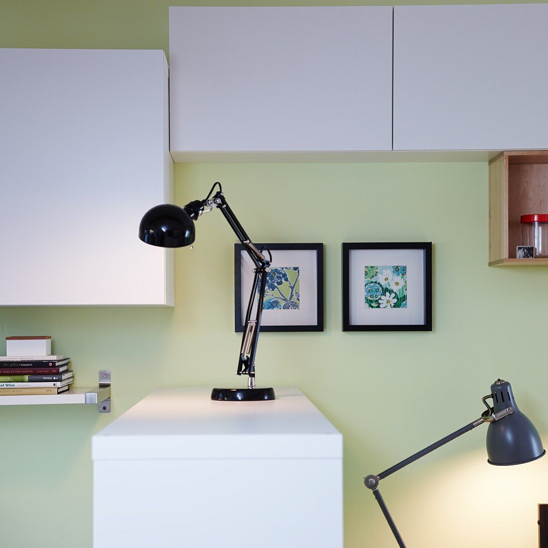 Zwei Schreibtischlampen mit Gelenkarm für das Home Office und als Nachttischleuchte