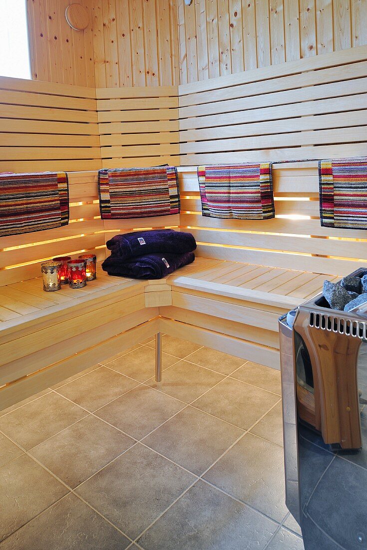 Moderne Sauna - bunte Handtücher auf Lehne von Holz Sitzbank