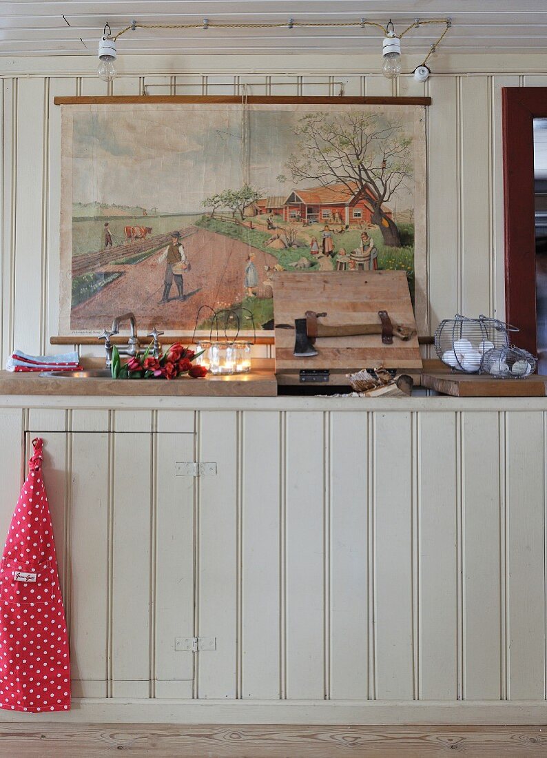 Bunte Illustration über rustikaler Küchenzeile mit Holzverkleidung