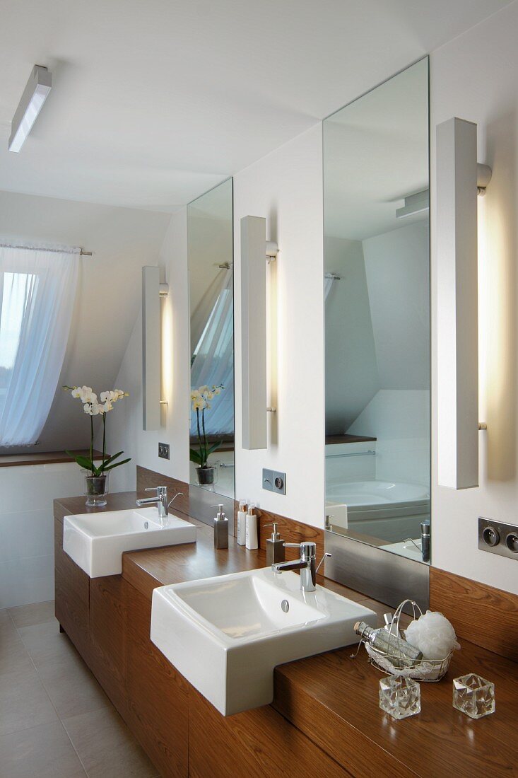 Massgefertigter Edelholz-Waschtisch mit zwei Waschbecken und Wandspiegeln in elegantem Badezimmer