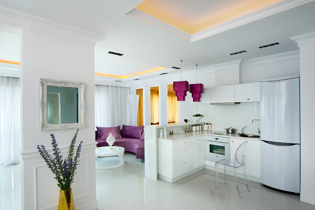 Glänzender weißer Boden in weißer offener Küche mit violetten und goldfarbenen Farbakzenten