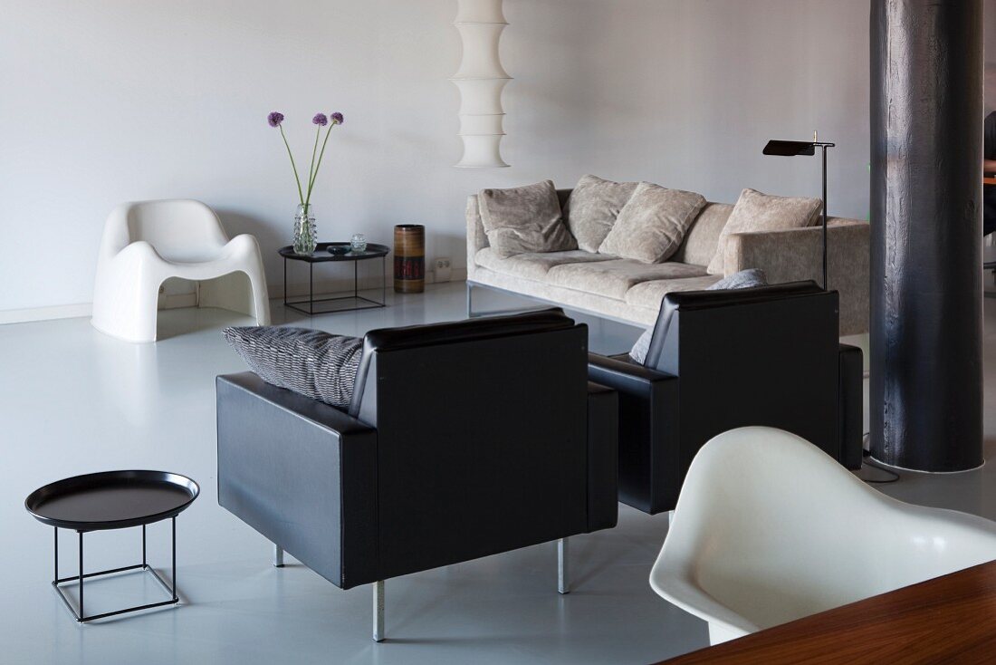 Loungebereich mit Designersitzmöbel in restauriertem Loft
