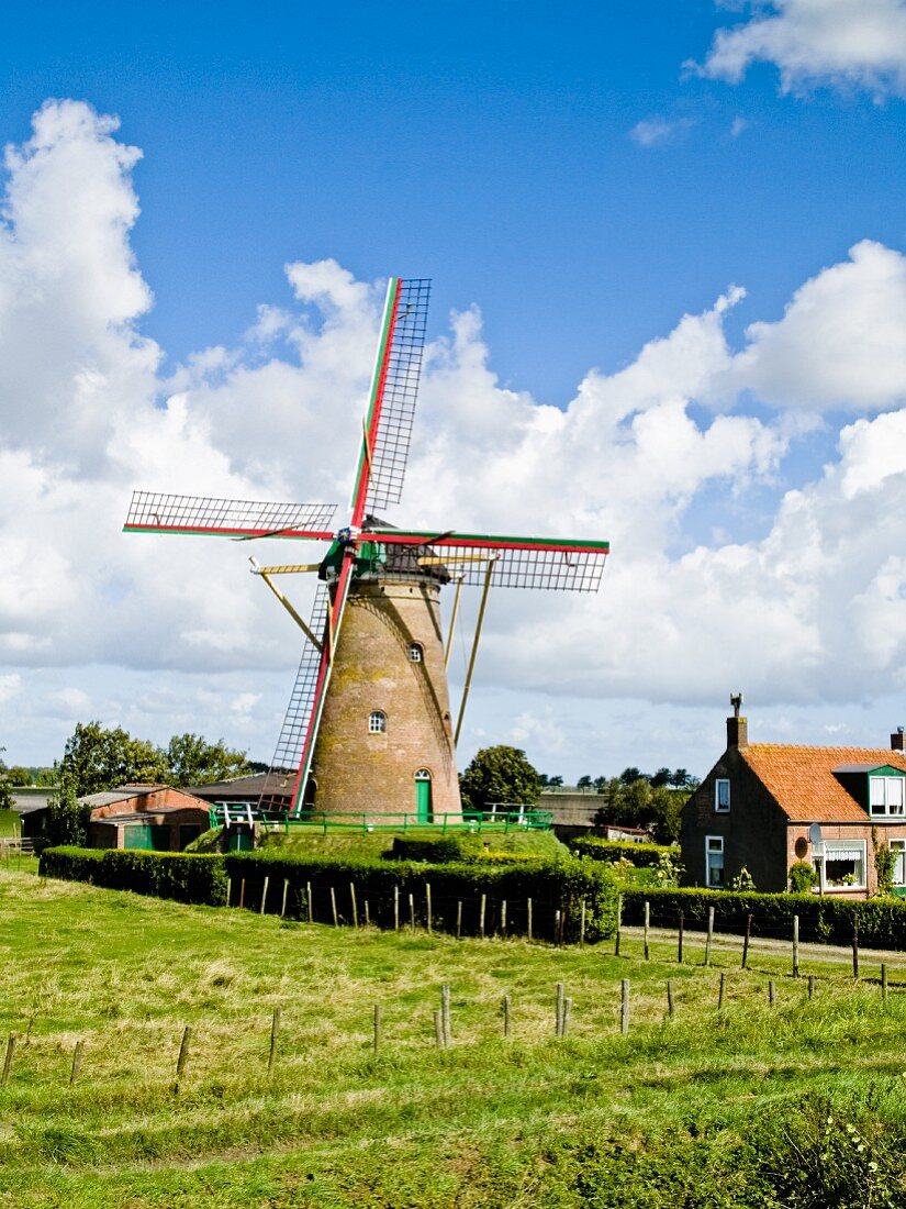 Alte Windmühle an Dorfrand