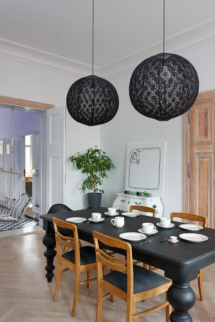 Eklektisches elegantes Esszimmer in schwarz-weißem Farbkonzept mit Altbauflair