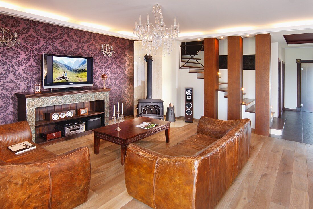 Braune Vintage Ledersofa und Couchtisch in traditionellem Loungebereich in modernem Ambiente, im Hintergrund Treppenaufgang