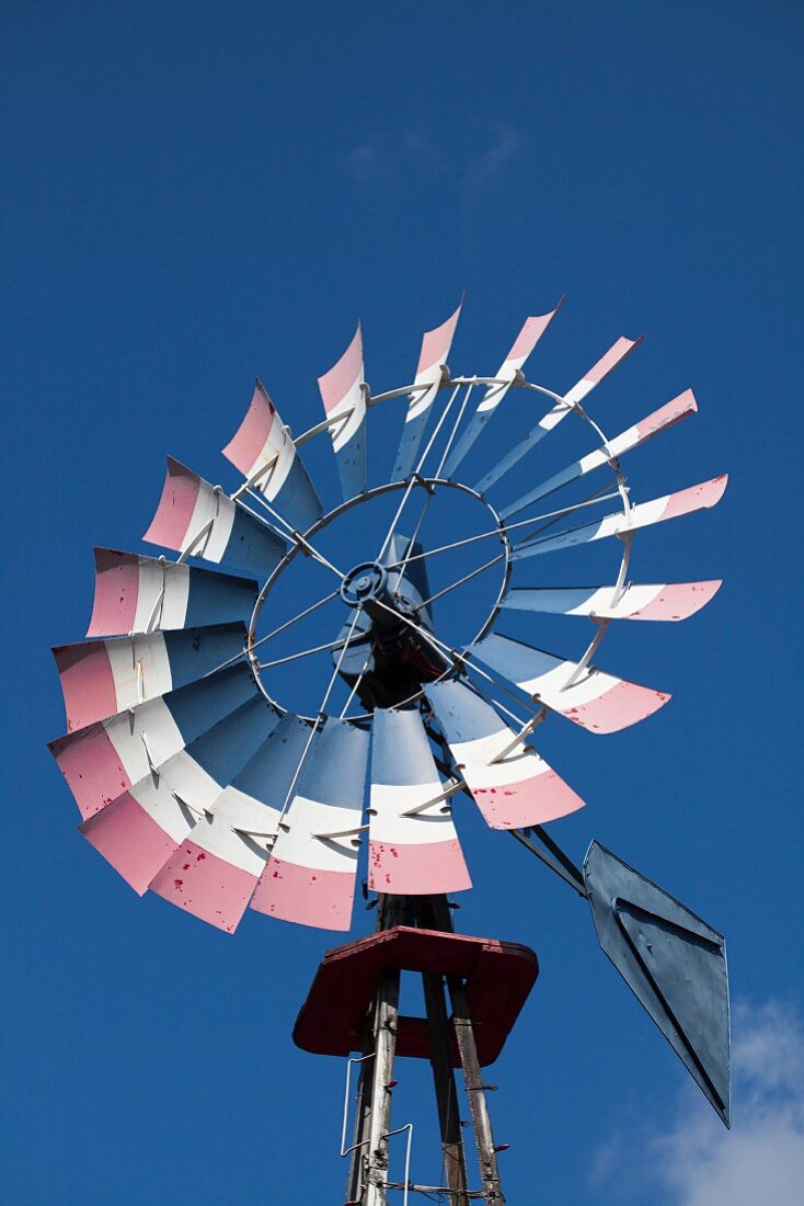 Windrad vor blauem Himmel