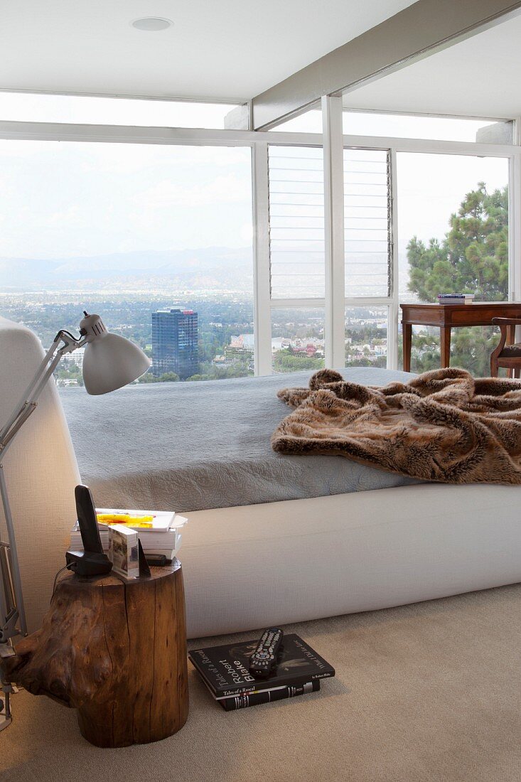 Boxspringbett mit Fell Tagesdecke in modernem Schlafzimmer mit Panoramablick