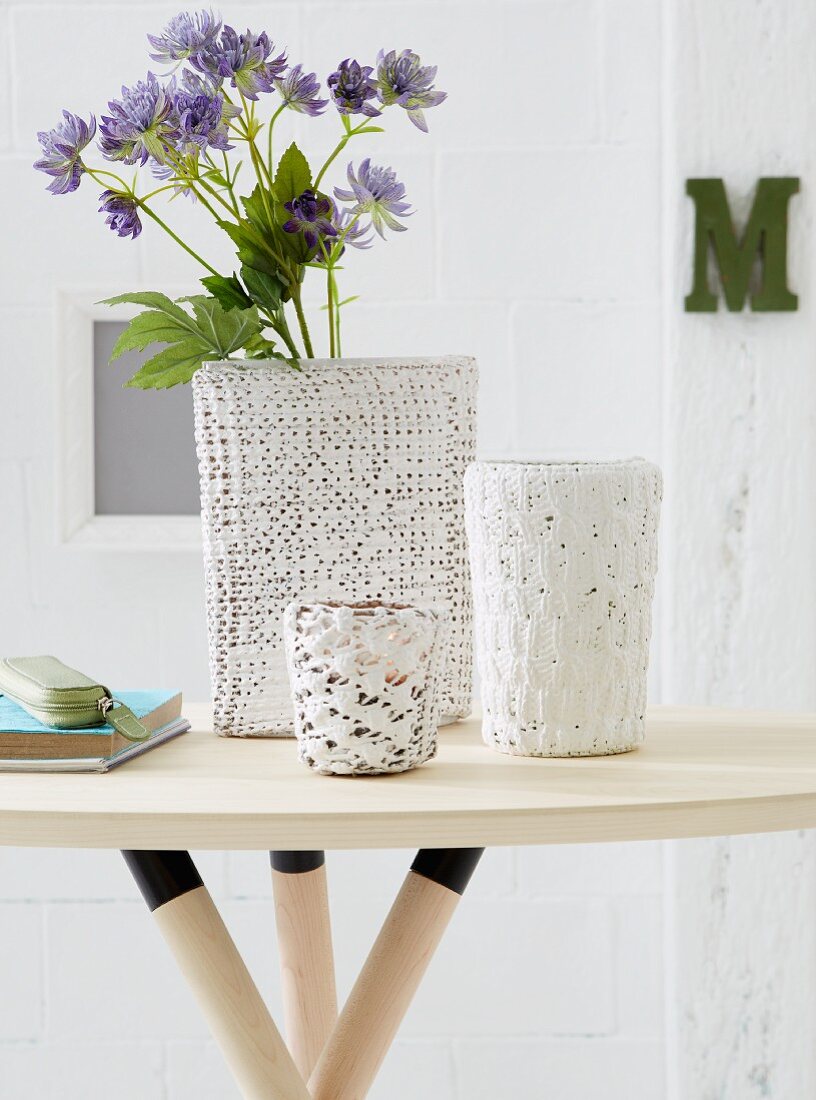 DIY Strickvasen - Vasen mit gestrickter Hülle auf Beistelltisch