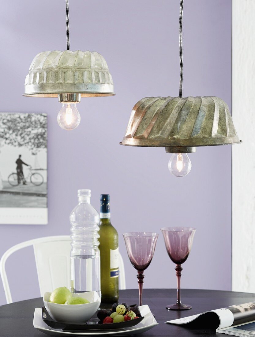 DIY Backformleuchten - alte Gugelhupfformen als Lampenschirme im Vintagestil über einem Esstisch