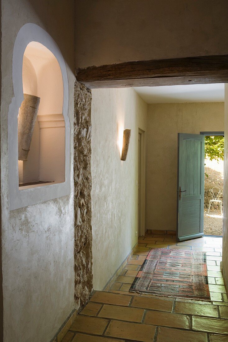 Beleuchtete Wandnische im Hausflur eines restaurierten, provenzalischen Gebäudes, Teppichläufer auf Fliesenboden