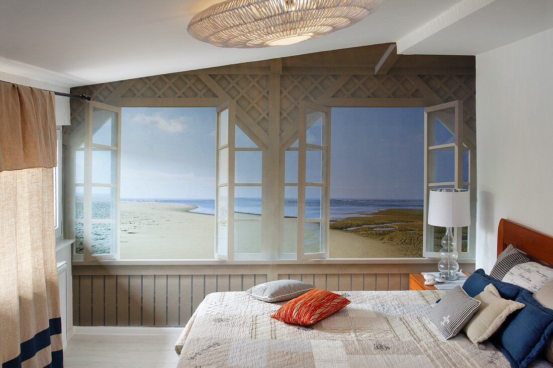 Strandmotiv als Trompe l'oeil an Wand im Schlafzimmer mit Doppelbett