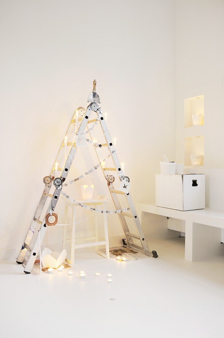 Klappleiter als alternativer Weihnachtsbaum, mit Food-Boxen als Windlichter