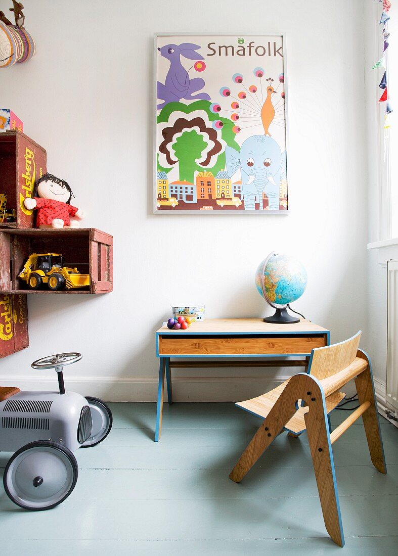 Holz Kinderstuhl vor passendem Tisch und Spielzeugauto im Retrostil auf grau lackiertem Dielenboden