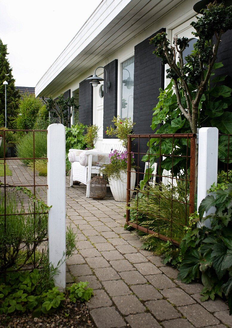 Offenes Gartentor und gepflasterter ❘ – living4media Bild … Weg 11346321 – kaufen