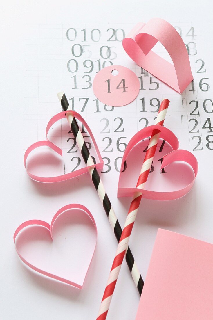 Bastelidee zum Valentinstag: selbstgemachte Herzen aus Papier zum Schmücken von Strohhalmen