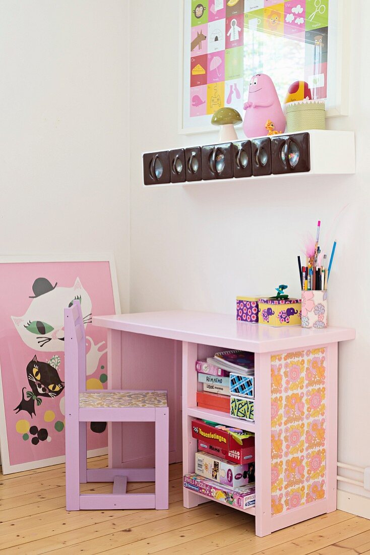 Rosa Kinderstuhl und Schreibtisch, oberhalb an Wand Gewürzregal