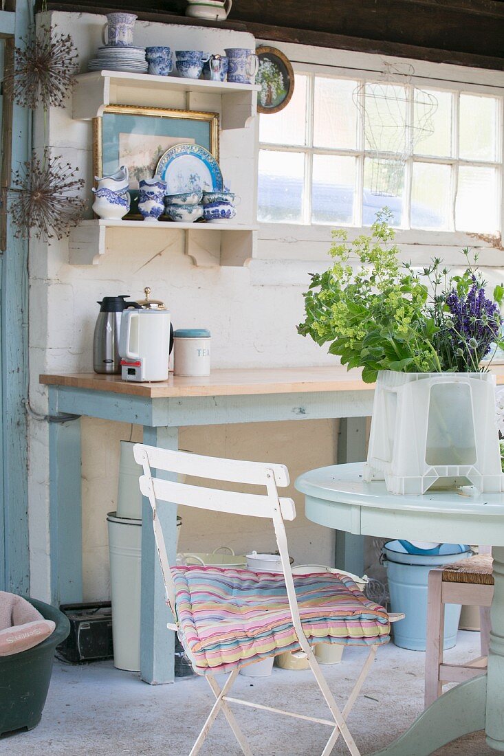 Landhausküche in Blau-Weiß mit Holztisch & Wandregal