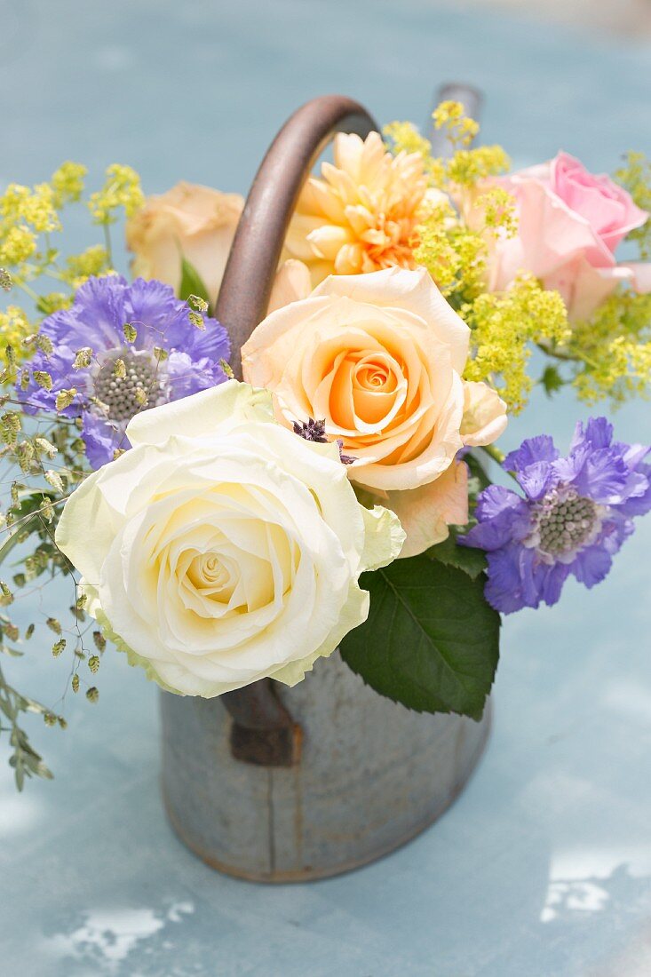 Romantisches Blumenbouquet mit Rosen & Scabiosen in Metallkanne