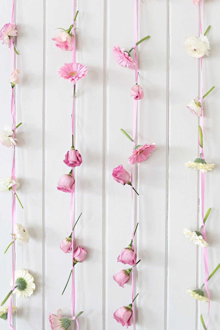 Romantische Buffetdeko aus Bändern mit rosa und weissen Blüten