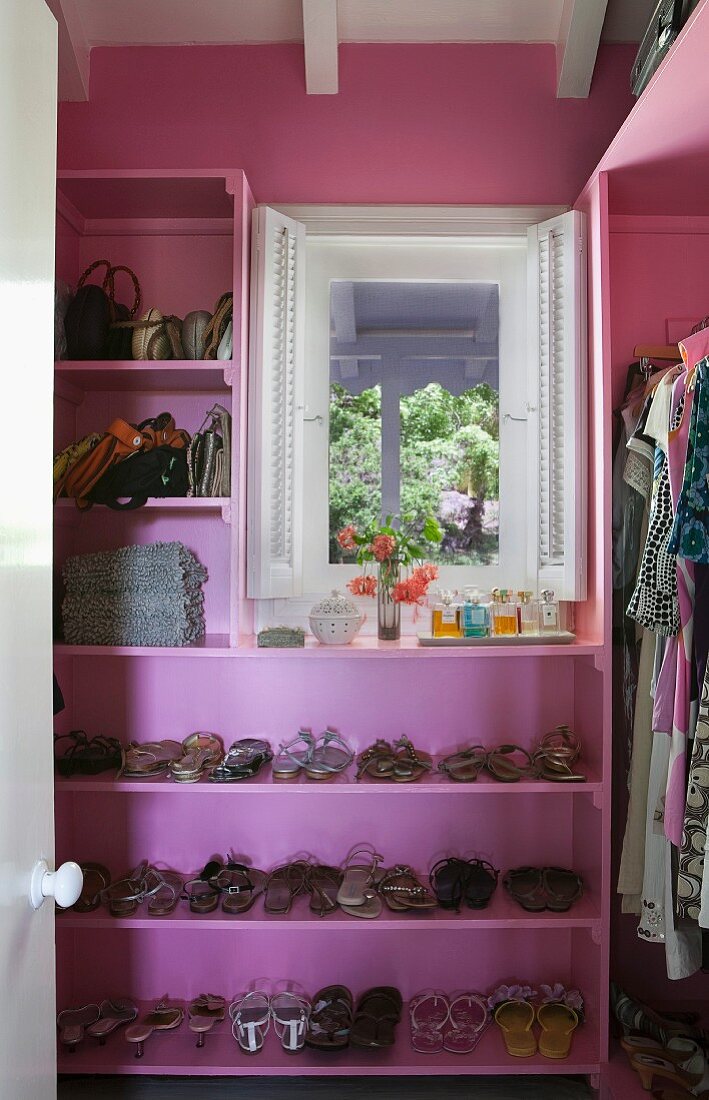 Pinkfarben gestrichener, begehbarer Kleiderschrank mit integriertem Schuh- und Taschenregal