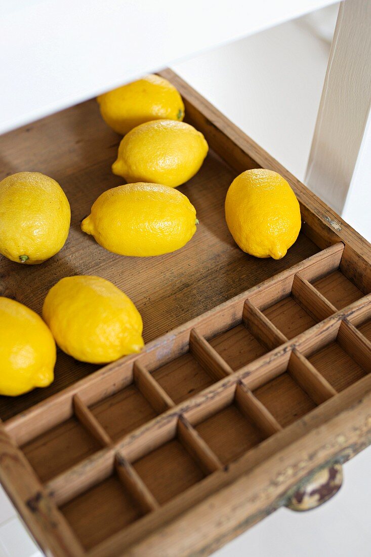 Zitronen auf Vintage Holzschublade
