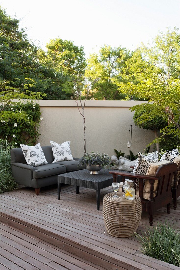 Lounge-Terrasse mit gemütlicher Sitzecke auf Holzdeck