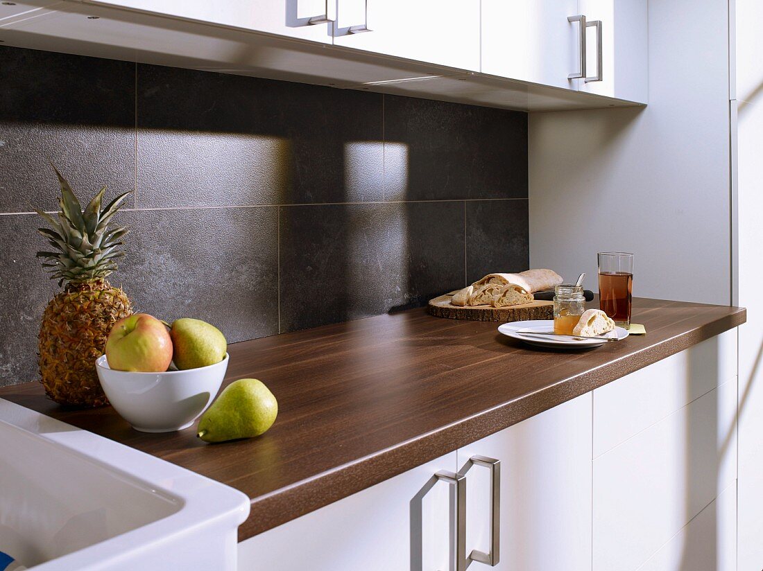 Granite-effect laminate splashback in kitchen