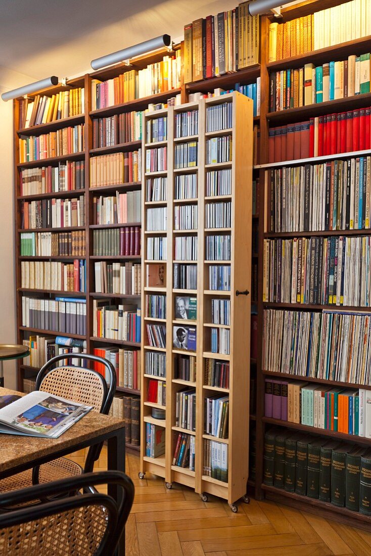Bücherwand mit fahrbarem Regalelement in Wohnzimmer