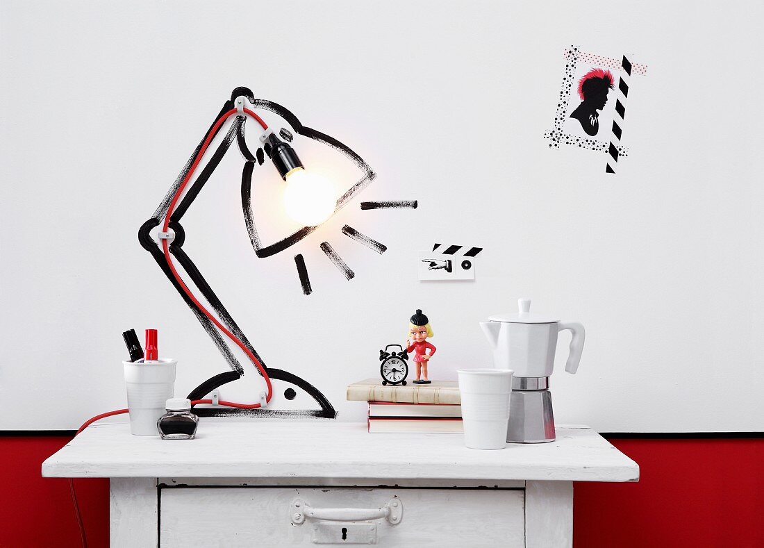 DIY Leuchtobjekt auf weisser Vintage Kommode - Lampenfassung mit rotem Kabel an der Wand befestigt als Teil einer gemalten Tischleuchte