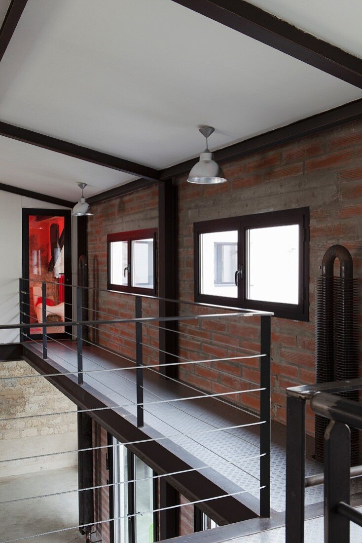 Galerie mit Geländer aus Edelstahl und Seilverspannung in Loftraum